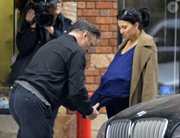 Exclusif - Alec Baldwin et sa femme Hilaria, enceinte, sur le tournage de 30 Rock à New York, le 6 mai 2013.