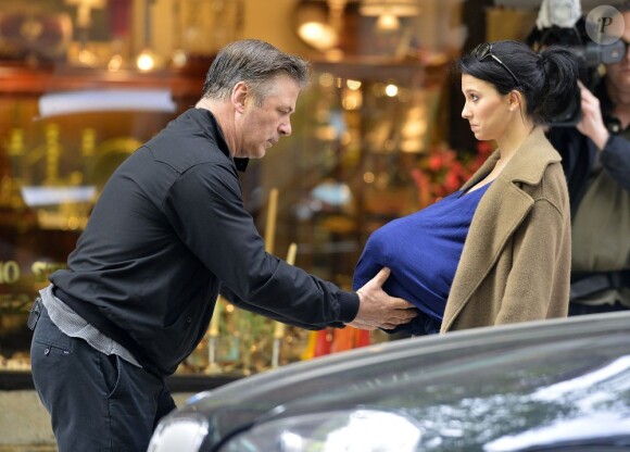 Exclusif - Alec Baldwin sur le tournage de 30 Rock avec sa femme Hilaria, enceinte, le 6 mai 2013 à New York. Sa fille, Ireland Baldwin, leur a rendu visite.