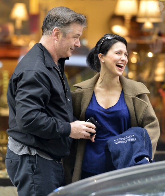 Exclusif - Alec Baldwin sur le tournage de 30 Rock avec sa femme Hilaria, enceinte, le 6 mai 2013 à New York. Sa fille, Ireland Baldwin, leur a rendu visite.