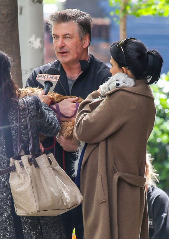 Exclusif - Alec Baldwin sur le tournage de 30 Rock avec sa femme Hilaria, enceinte, le 6 mai 2013 à New York. Sa fille, Ireland Baldwin, leur a rendu visite.