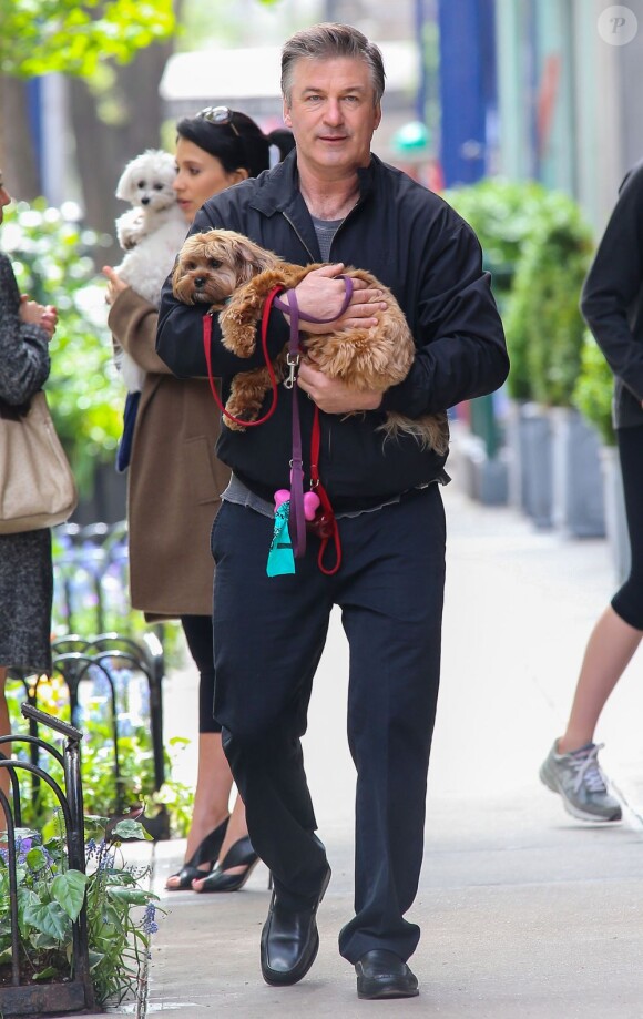 Exclusif - Alec Baldwin sur le tournage de 30 Rock avec sa femme Hilaria, enceinte, le 6 mai 2013 à New York. Sa fille, Ireland Baldwin, leur a rendu visite.