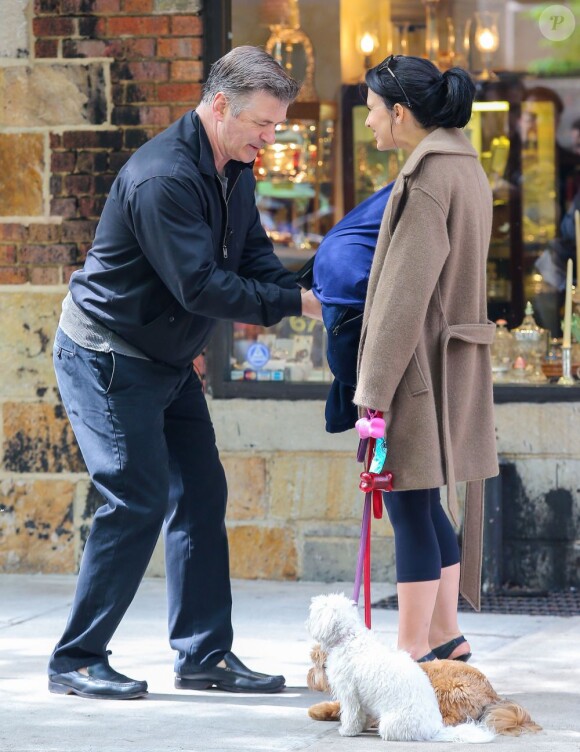 Exclusif - Alec Baldwin sur le tournage de 30 Rock avec sa femme Hilaria, enceinte, le 6 mai 2013 à New York. Sa fille, Ireland Baldwin, leur a rendu visite.