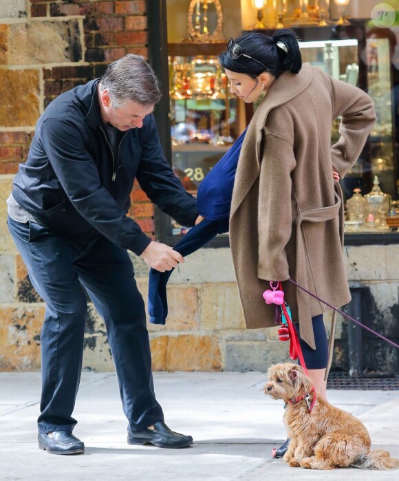 Exclusif - Alec Baldwin sur le tournage de 30 Rock avec sa femme Hilaria, enceinte, le 6 mai 2013 à New York. Sa fille, Ireland Baldwin, leur a rendu visite.