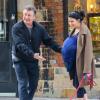 Exclusif - Alec Baldwin sur le tournage de 30 Rock en compagnie de sa femme Hilaria, enceinte, le 6 mai 2013 à New York. Sa fille, Ireland Baldwin, leur a rendu visite.