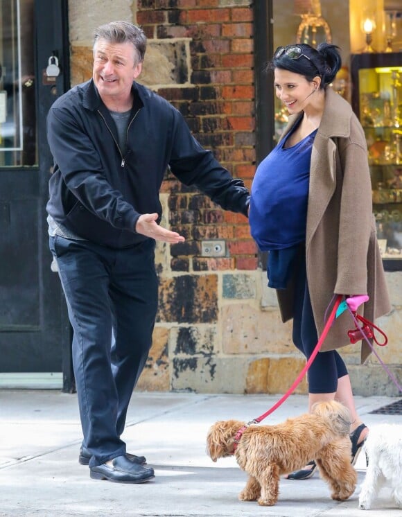 Exclusif - Alec Baldwin sur le tournage de 30 Rock en compagnie de sa femme Hilaria, enceinte, le 6 mai 2013 à New York. Sa fille, Ireland Baldwin, leur a rendu visite.