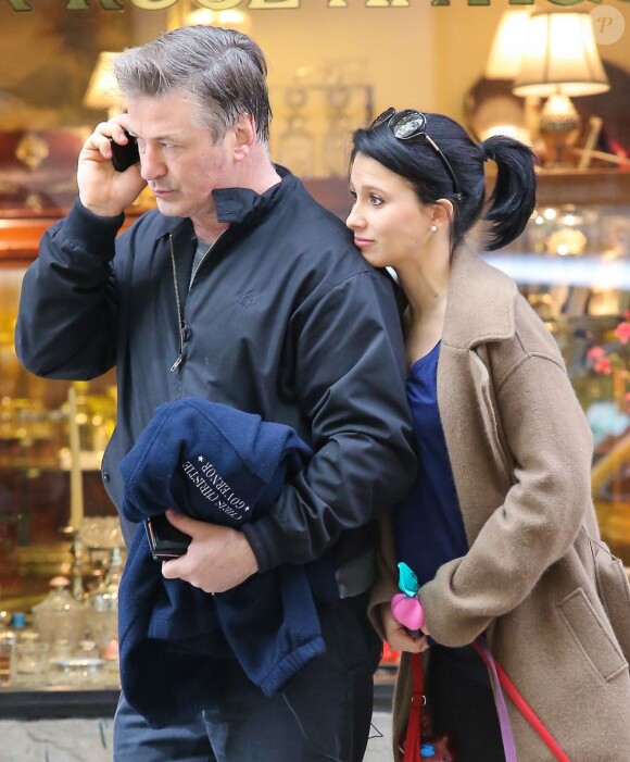 Exclusif - Alec Baldwin sur le tournage de 30 Rock avec sa femme Hilaria, enceinte, le 6 mai 2013 à New York. Sa fille, Ireland Baldwin, leur a rendu visite.