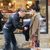 Exclusif - Alec Baldwin sur le tournage de 30 Rock avec sa femme Hilaria, enceinte, le 6 mai 2013 à New York. Sa fille, Ireland Baldwin, leur a rendu visite.