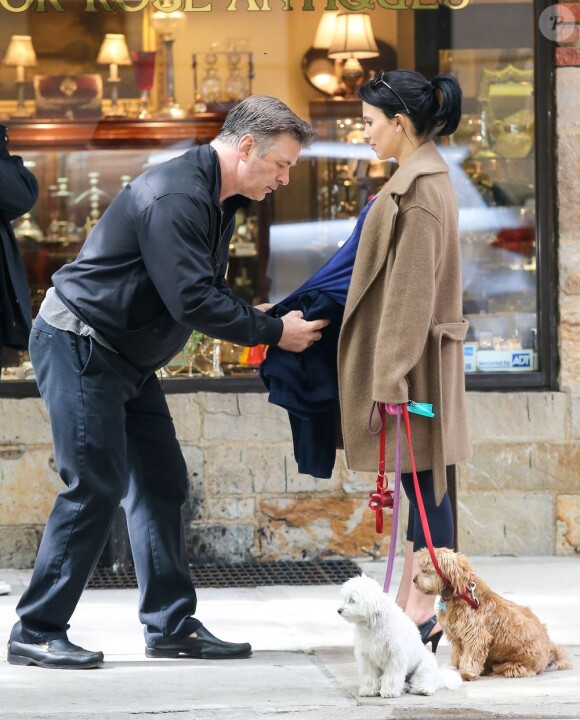 Exclusif - Alec Baldwin sur le tournage de 30 Rock avec sa femme Hilaria, enceinte, le 6 mai 2013 à New York. Sa fille, Ireland Baldwin, leur a rendu visite.