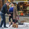 Exclusif - Alec Baldwin sur le tournage de 30 Rock avec sa femme Hilaria, enceinte, le 6 mai 2013 à New York. Sa fille, Ireland Baldwin, leur a rendu visite.