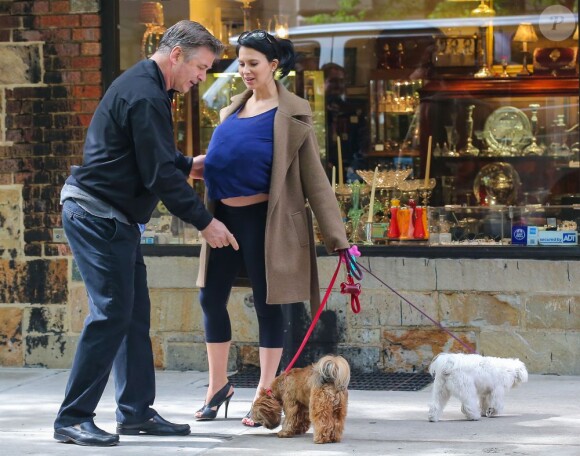 Exclusif - Alec Baldwin sur le tournage de 30 Rock avec sa femme Hilaria, enceinte, le 6 mai 2013 à New York. Sa fille, Ireland Baldwin, leur a rendu visite.