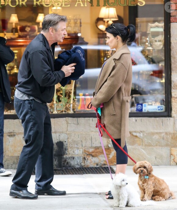 Exclusif - Alec Baldwin sur le tournage de 30 Rock avec sa femme Hilaria, enceinte, le 6 mai 2013 à New York. Sa fille, Ireland Baldwin, leur a rendu visite.