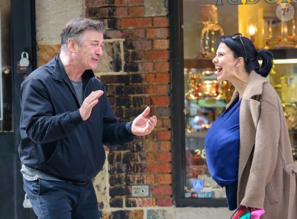 Exclusif - Alec Baldwin sur le tournage de 30 Rock avec sa femme Hilaria, enceinte, le 6 mai 2013 à New York. Sa fille, Ireland Baldwin, leur a rendu visite.