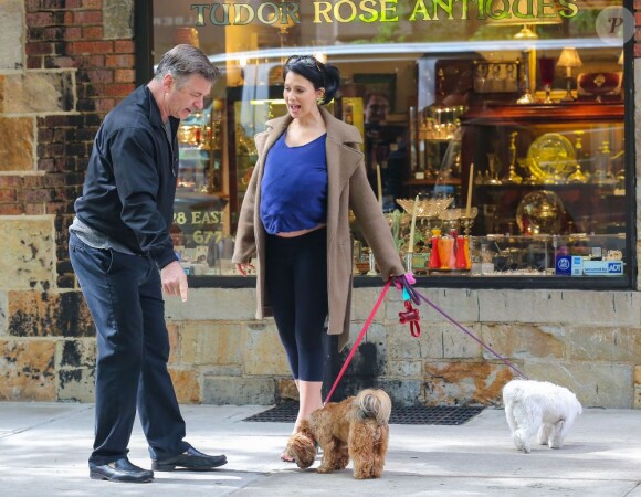 Exclusif - Alec Baldwin sur le tournage de 30 Rock avec sa femme Hilaria, enceinte, le 6 mai 2013 à New York. Sa fille, Ireland Baldwin, leur a rendu visite.