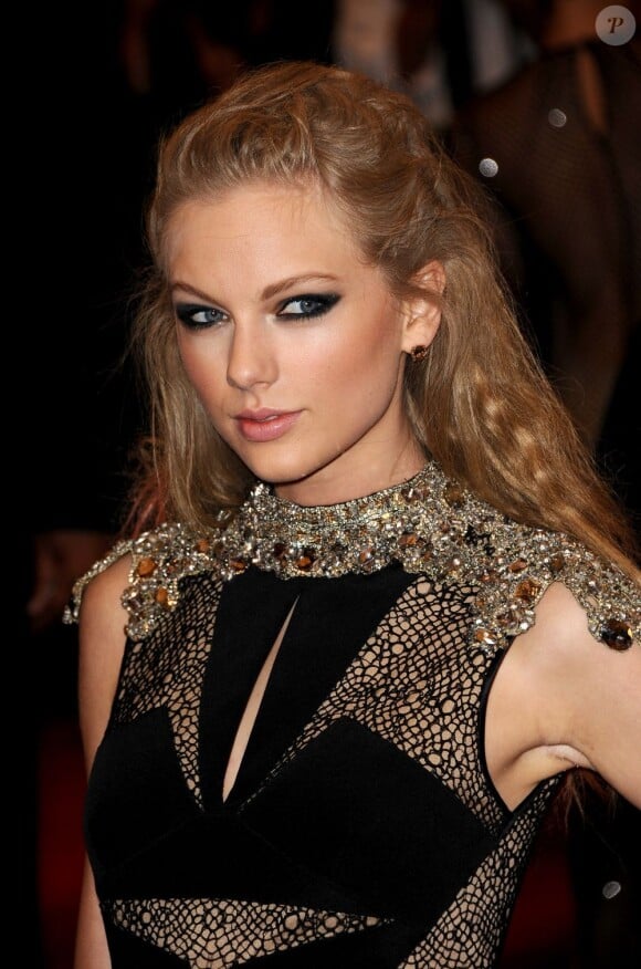 Taylor Swift pose à la soirée du MET Ball, au Metropolitan Museum of Art, à New York, le 6 mai 2013.