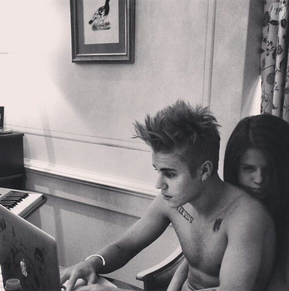 Justin Bieber prend la pose avec sa chérie Selena Gomez, lors de la tournée du chanteur, en avril 2013.