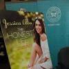 Jessica Alba continue son marathon promo. Ici, en séance de dédicaces pour son livre The Honest life, dans une librairie de Naperville, Illinois, le 8 mai 2013.