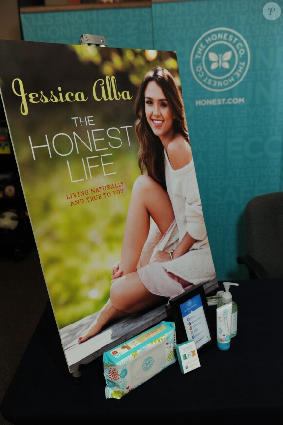 Jessica Alba continue son marathon promo. Ici, en séance de dédicaces pour son livre The Honest life, dans une librairie de Naperville, Illinois, le 8 mai 2013.