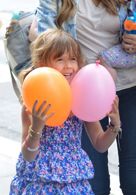 L'adorable fille aînée de Jessica Alba, Honor, joyeuse dans les rues de New York, le 7 mai 2013.