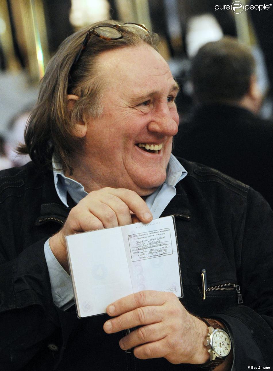 Gérard Depardieu montre fièrement son passeport de citoyen ...