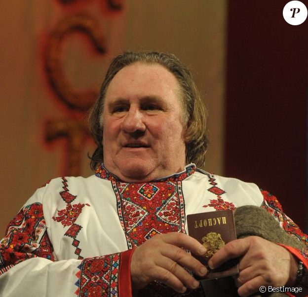 Gerard Depardieu s'est rendu le 6 janvier 2013 a Saransk, capitale de la Mordovie, republique autonome russe. Des femmes, en costume traditionnels, ont chante a son arrivee sur le tarmac de l'aeroport de Saransk. Ici, l'acteur francais exhibe son passeport russe.06/01/2013 - Saransk