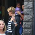 Charlize Theron, passablement énervée à la sortie d'un restaurant avec sa mère Gerda et son fils Jackson, à Los Angeles, le 5 mai 2013.
