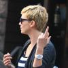 La belle Charlize Theron, passablement énervée à la sortie d'un restaurant avec sa mère Gerda et son fils Jackson, à Los Angeles, le 5 mai 2013.