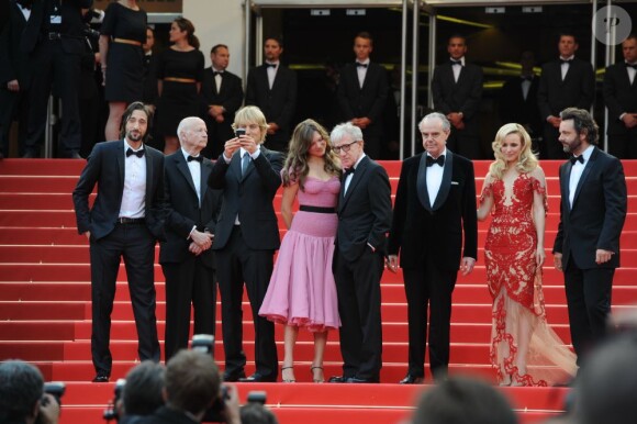 En rose, Léa Seydoux au côté de Rachel McAdams, Woody Allen, Owen Wilson pour la cérémonie d'ouverture du Festival de Cannes 2011.