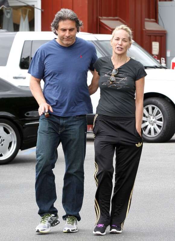 Sharon Stone et ses fils Laird et Quinn mangent des glaces avec un mystérieux inconnu à Brentwood, le 5 mai 2013.
