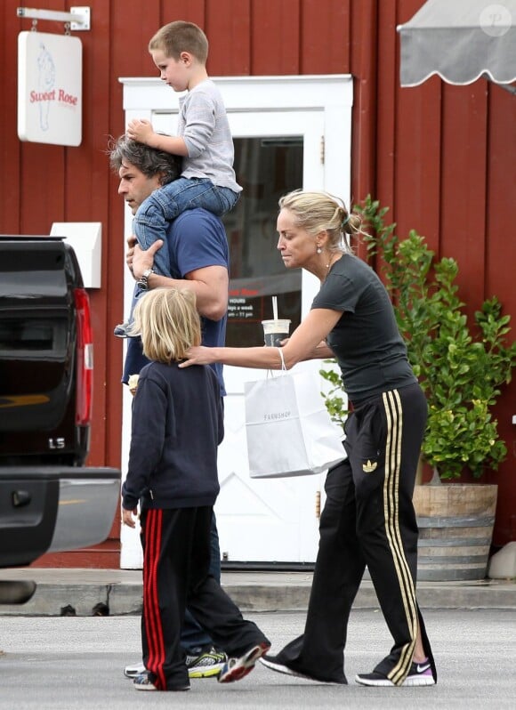 Sharon Stone et ses fils Laird et Quinn avec un mystérieux inconnu à Brentwood, le 5 mai 2013.