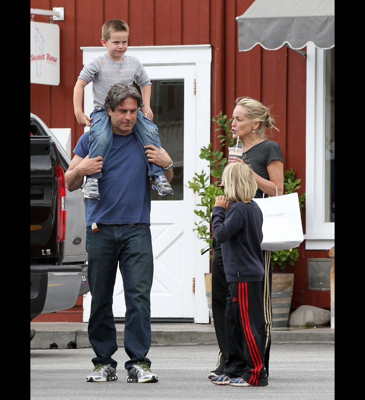 Vidéo Sharon Stone et ses fils Laird et Quinn à Brentwood, le 5 mai