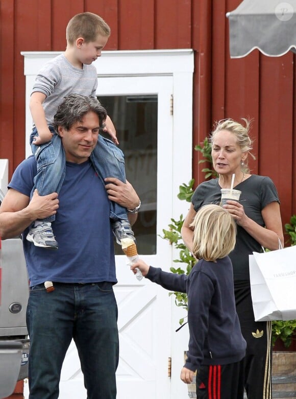 Sharon Stone et ses fils Laird et Quinn au côté d'un mystérieux inconnu à Brentwood, le 5 mai 2013.