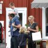 Sharon Stone et ses fils Laird et Quinn mangent des glaces avec un mystérieux inconnu à Brentwood, le 5 mai 2013.