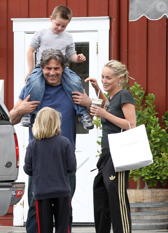 Sharon Stone et ses fils Laird et Quinn complices avec un mystérieux inconnu à Brentwood, le 5 mai 2013.
