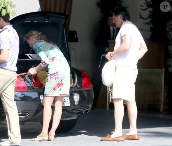 Exclusif - Sharon Stone arrive à l'hôtel Sunset Tower accompagnée d'un mystérieux inconnu à Los Angeles, le 4 mai 2013.