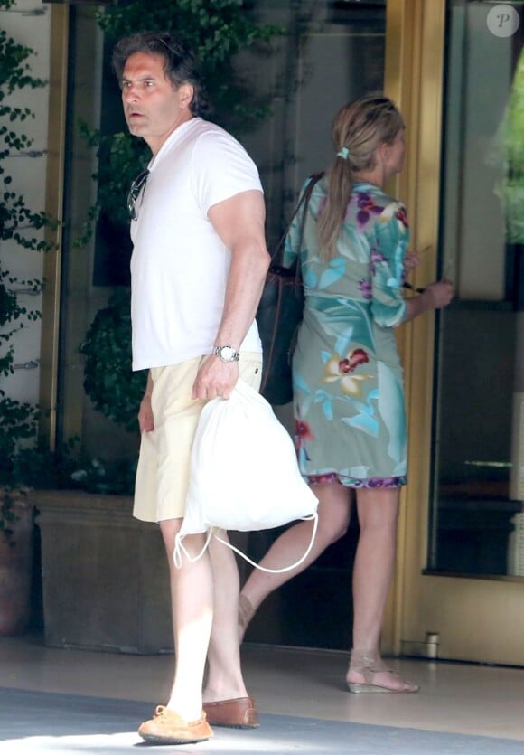 Exclusif - Sharon Stone débarque avec son ami au Sunset Tower à Los Angeles, le 4 mai 2013.