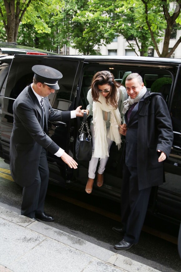 Eva Longoria arrive à l'aéroport Charles de Gaulle et se rend à son hôtel parisien, le 11 mai 2013