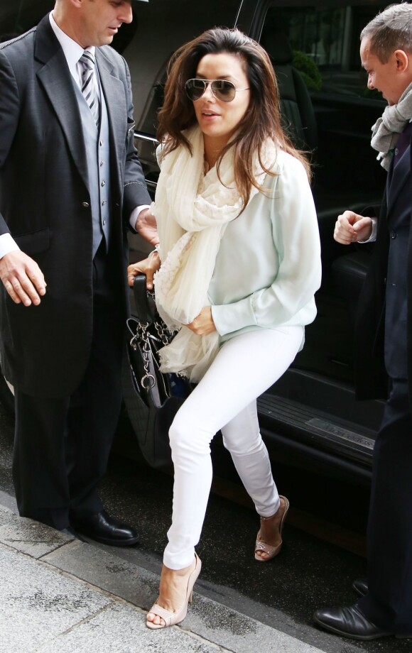 Eva Longoria arrive à l'aéroport Charles de Gaulle et se rend à son hôtel parisien, le 11 mai 2013