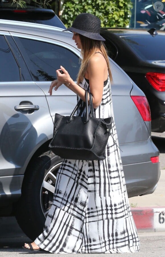 Belle journée pour Jessica Alba et sa fille Honor qui quittent un salon de coiffure à West Hollywood Los Angeles, le 11 mai 2013
