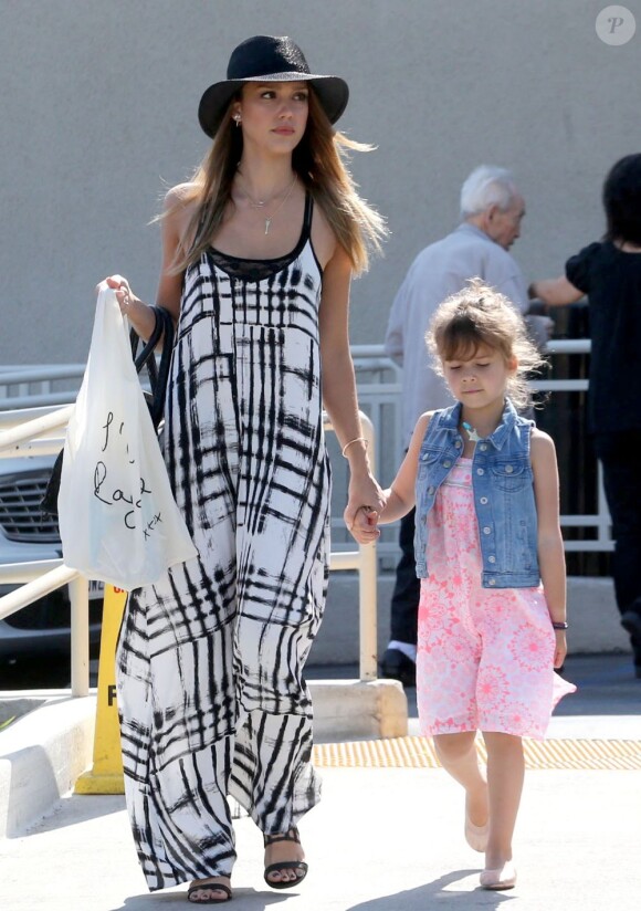 Jessica Alba et sa son adorable fille Honor quittent un salon de coiffure à West Hollywood Los Angeles, le 11 mai 2013