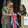 Le prince Harry s'est vu offrir par la beach-volleyeuse Misty May Treanor des équipements personnalisés lors de l'ouverture des Warrior Games, le 11 mai 2013 à Colorado Springs
