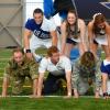 Le prince Harry participant à une pyramide de cheerleaders au centre d'entraînement des Falcons de l'Académie militaire de l'US Air Force à Colorado Springs le 12 mai 2013