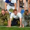 Le prince Harry participant à une pyramide de cheerleaders au centre d'entraînement des Falcons de l'Académie militaire de l'US Air Force à Colorado Springs le 12 mai 2013