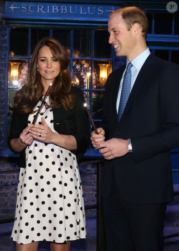 Kate Middleton en robe Topshop lors de sa visite des studios de la Warner dans l'Hertfordshire avec William et Harry le 26 avril 2013.