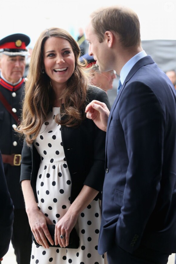 Kate Middleton en robe Topshop lors de sa visite des studios de la Warner dans l'Hertfordshire avec William et Harry le 26 avril 2013.