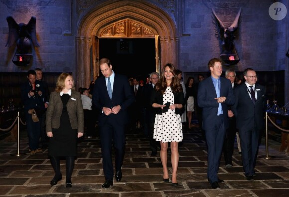 Kate Middleton en robe Topshop lors de sa visite des studios de la Warner dans l'Hertfordshire avec William et Harry le 26 avril 2013.
