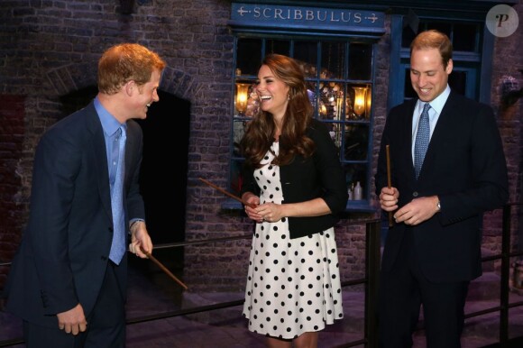 Kate Middleton en robe Topshop lors de sa visite des studios de la Warner dans l'Hertfordshire avec William et Harry le 26 avril 2013.