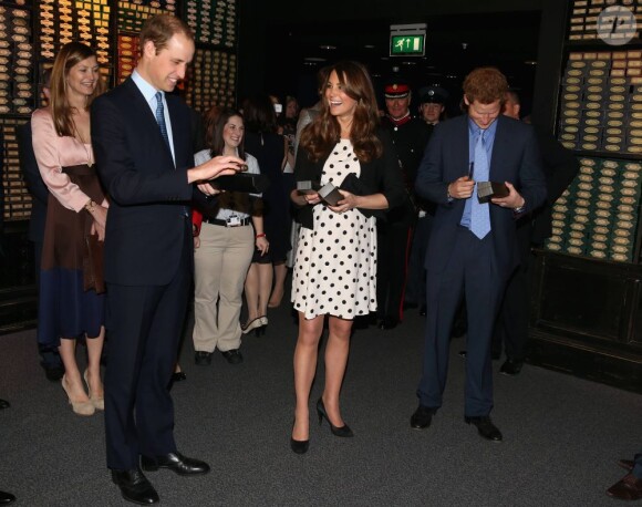 Kate Middleton, enceinte, en robe Topshop lors de sa visite des studios de la Warner dans l'Hertfordshire avec William et Harry le 26 avril 2013.