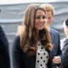 Kate Middleton, enceinte, en robe Topshop lors de sa visite des studios de la Warner dans l'Hertfordshire avec William et Harry le 26 avril 2013.