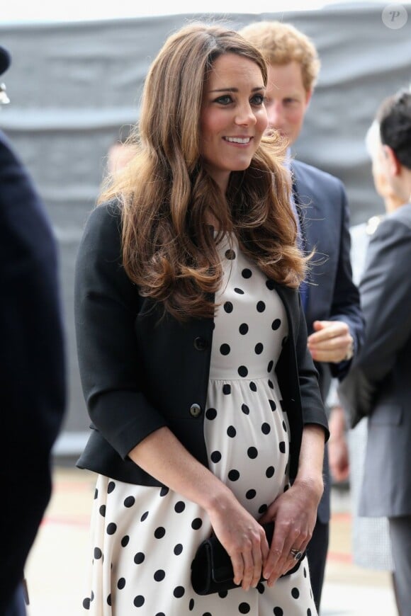 Kate Middleton, enceinte, en robe Topshop lors de sa visite des studios de la Warner dans l'Hertfordshire avec William et Harry le 26 avril 2013.