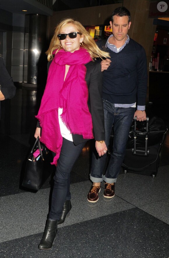 Reese Witherspoon (37 ans) et son mari Jim Toth arrivent à l'aéroport de New York, le 13 mai 2013.